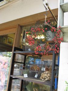 山帰来の似合う季節になってきました。｜「フローリスト飾り屋」　（鹿児島県鹿児島市の花キューピット加盟店 花屋）のブログ