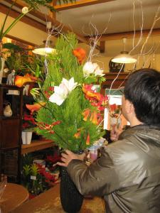クリスマス風アレンジメント・・・｜「フローリスト飾り屋」　（鹿児島県鹿児島市の花キューピット加盟店 花屋）のブログ