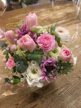 花束、アレンジメント　＆　多肉植物　どれも贈って喜ばれますよ☆彡｜「フローリスト飾り屋」　（鹿児島県鹿児島市の花キューピット加盟店 花屋）のブログ