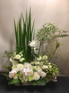 夏の花材で　お供えのアレンジメントです。｜「フローリスト飾り屋」　（鹿児島県鹿児島市の花キューピット加盟店 花屋）のブログ