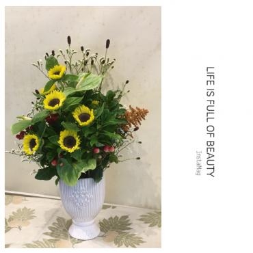 ひまわりを使って・・・明るく元気なイメージで・・・｜「フローリスト飾り屋」　（鹿児島県鹿児島市の花キューピット加盟店 花屋）のブログ
