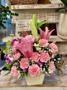 母の日に生花のアレンジメントおすすめですよ。｜「フローリスト飾り屋」　（鹿児島県鹿児島市の花キューピット加盟店 花屋）のブログ