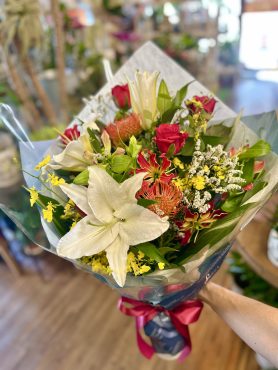 労いの花束に感謝を込めて～｜「フローリスト飾り屋」　（鹿児島県鹿児島市の花キューピット加盟店 花屋）のブログ